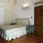 Suite Lupiae:ingresso-soggiorno con divano letto matrimoniale,angolo cottura, camera matrimoniale con balcone e terrazzo, bagno privato